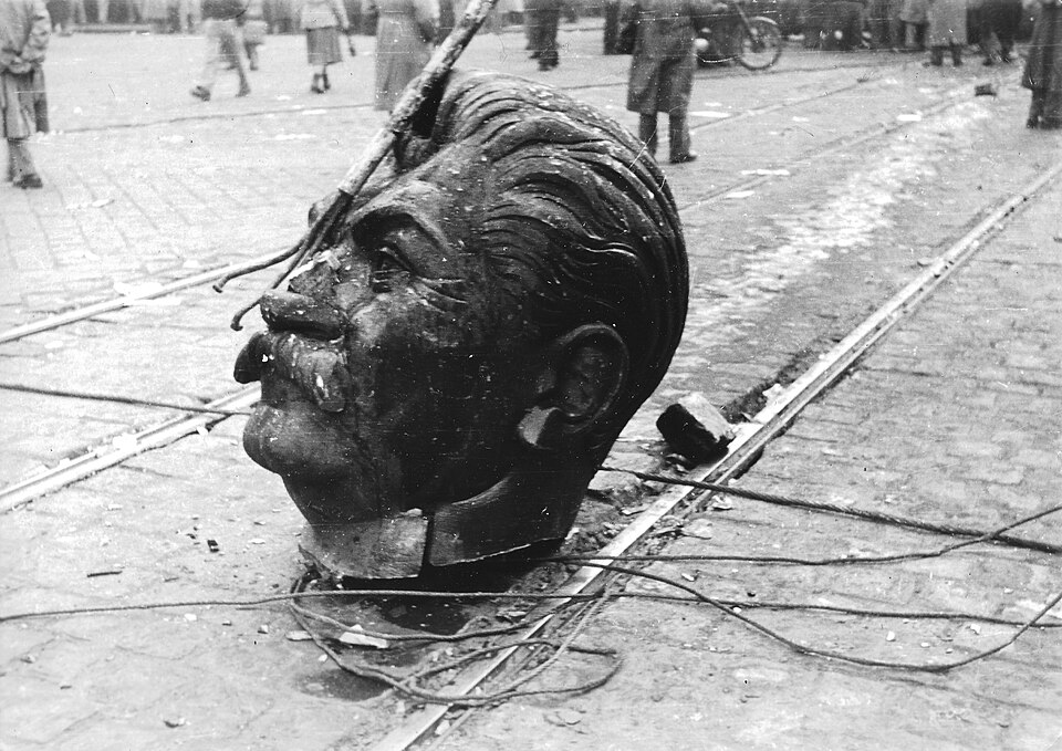 1956_a_budapesti_Sztálin-szobor_elgurult_feje_fortepan_93004